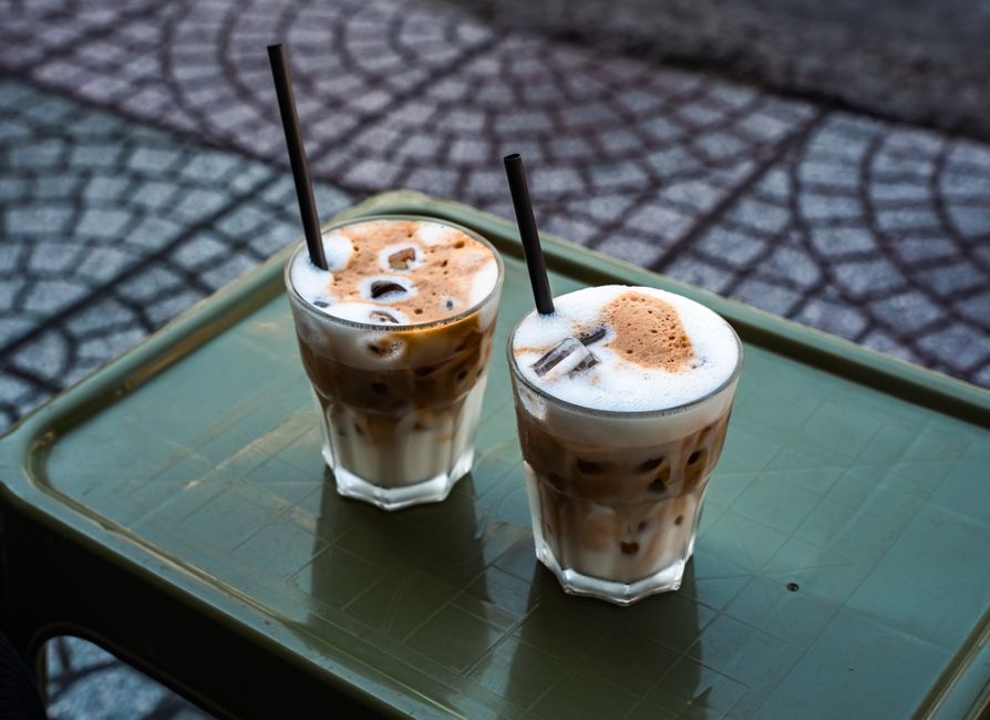 カフェのテーブルに並んだ二つのコーヒーカップ